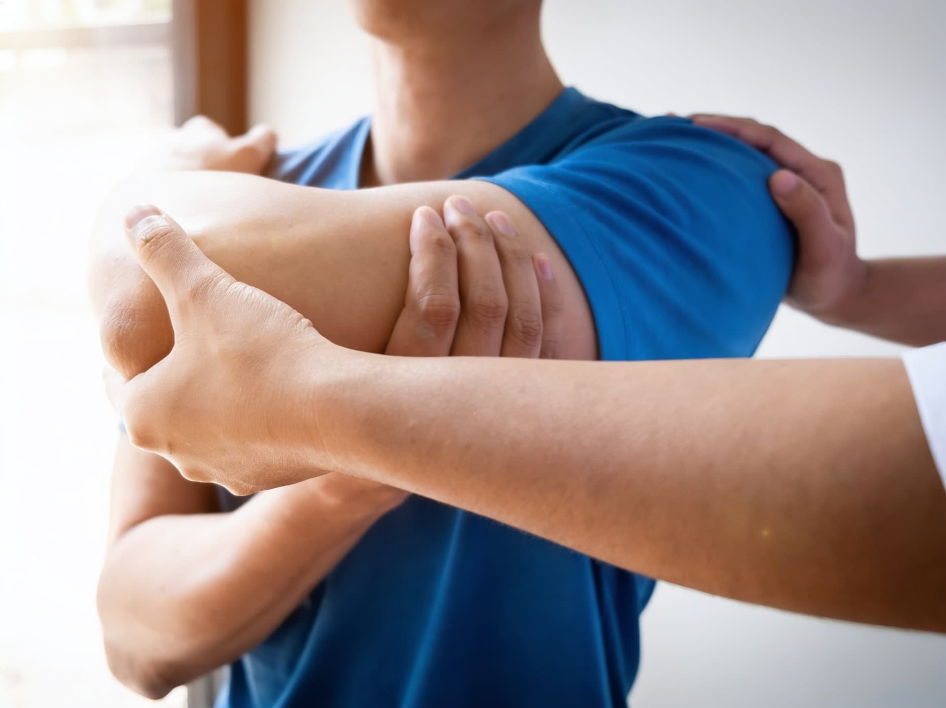 Paciente disfrutando de una vida sin molestias gracias a la osteopatía en Celanova